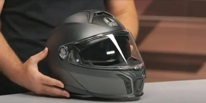 The AGV Insyde system, manufactured by Cardo Systems, integrates seamlessly into the Tourmodular helmet. It matches the Cardo Packtalk Edge's features while maintaining a low-profile design.