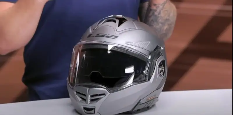 The LS2 Advant X Carbon combines advanced safety features with a ECE 22.06 and DOT FMVSS 218 safety certification.