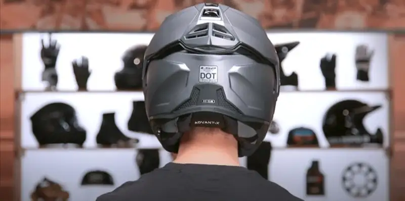 It features a multi-port ventilation system that keeps riders cool in temperatures up to 90°F. The main chin vent inlet provides the primary airflow, controlled by an easy-access slider on the front of the chin bar. I've found this system particularly effective during summer rides.