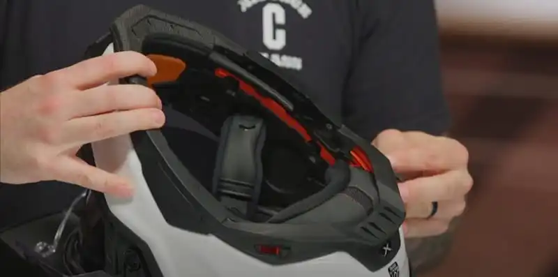 The interior uses X-MART DRY fabrics that provide anti-sweat and anti-allergic properties. I've found that the crown pad uses special alveolar mesh to create an air chamber between the EPS liner and lining for improved airflow.