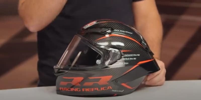 The carbon fiber construction delivers exceptional protection. The helmet features pure carbon fiber material with a sophisticated 3k weave pattern.I've examined countless crash helmets, and this 3k fiber weave creates an incredibly strong yet lightweight shell. The symmetrical weave pattern isn't just for show - it distributes impact forces evenly across the surface.