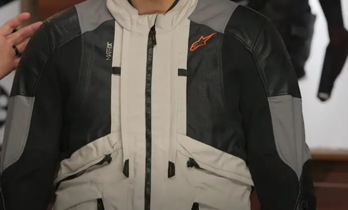 The AMT-10R Drystar XF offers optimized sizing across a comprehensive size range. It comes in seven distinct sizes, from small to 4XL, and it accommodates most rider body types.