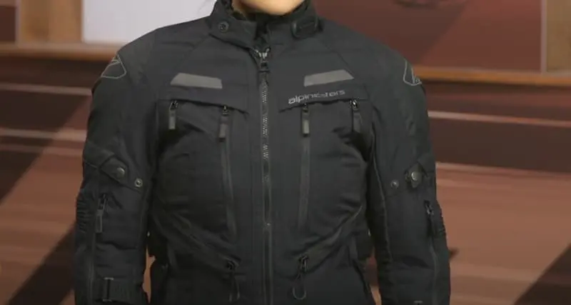 The 600D housing provides enhanced durability without excessive weight. The jacket uses a reinforced 2-L 450D hard outer casing for long-lasting performance in demanding conditions.What impressed me most was the sustainable approach—it's constructed with 100% GRS certified recycled Nylon 6 materials.