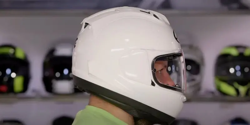 The Arai Corsair-X is handmade in Japan using Super Fiber PB SNC2 material, which is 30% stronger than fiberglass. This gives this full face helmet an impressive mix of durability and lightweight design. Arai uses five different shell sizes available across its range to ensure the right feel and consistent strength without adding unnecessary bulk.