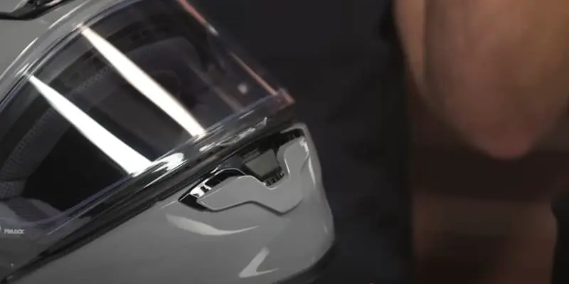 Shoei built this model with ventilation that doesn’t ask you to suspend disbelief. There are broad channels, determined intakes, and the shell aerodynamics works overtime to evacuate heat before my scalp goes into meltdown.