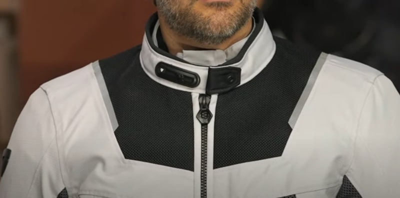 The Outer Shell on the REV’IT! Tornado 4 H2O uses 3D air mesh panels on the chest, arms, and back, which keeps me cool by letting air flow right through.The jacket’s structure comes from Hypalon and polyester ripstop, while the PWR|Shell 750D and PWR|Wax 500D fabrics add strength and durability.When I ride in dusty areas, I notice that the mesh lets in a lot of air, but it also means dust and dirt get inside the jacket, so I have to clean it more often.