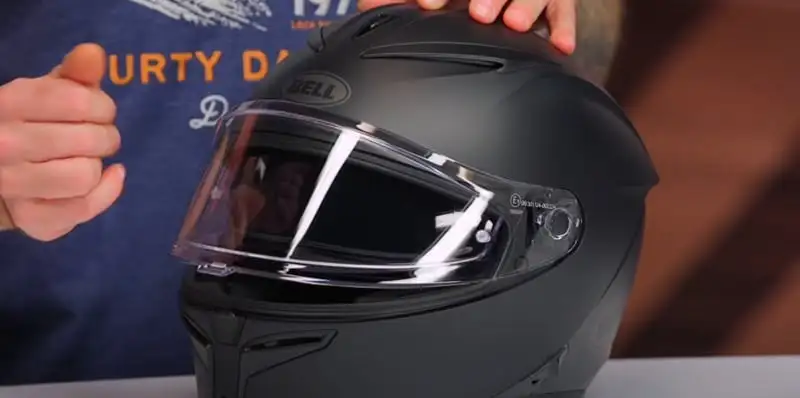 It comes equipped with an ISV mech-reinforced face shield featuring Class 1 optics that deliver crystal-clear vision across the riding spectrum.