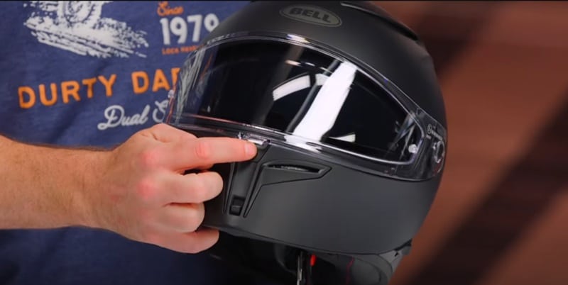The air management is delivered through four closable vents - two aerodynamic intake vents at the top and a single chin vent system. The top vent mechanism does a very good job directing air across the inside of the visor and to the brow area.