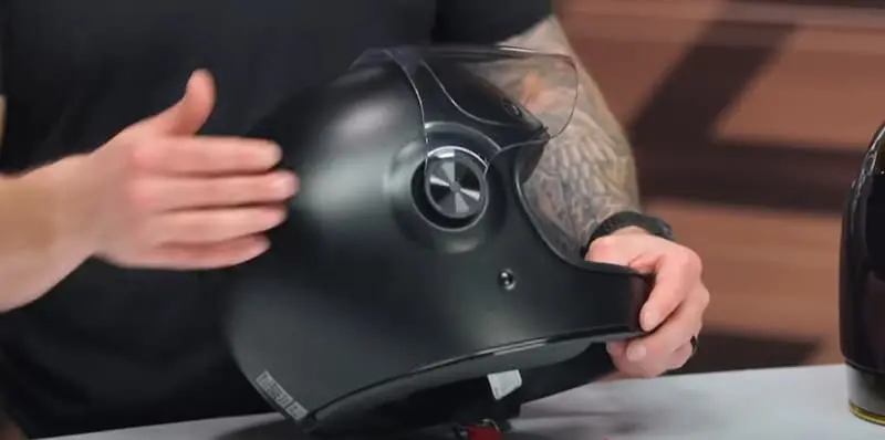 It weighs 3.20 pounds (51.2 ounces) for a medium size in the standard fiberglass version, with Bell listing it at 1,450g +/- 50g.A large size actually measured 3.16 pounds (50.6 ounces) on our scales, making it lighter than the claimed 3.31 pounds (53.0 ounces).This puts the Bullitt GT among the lighter full-face motorcycle helmets I've tested, particularly for one meeting the tougher ECE 22.06 standard.