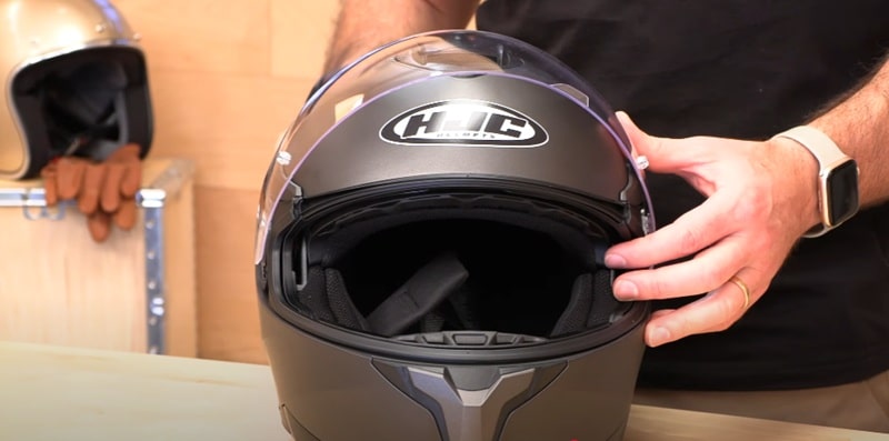 HJC C91 helmet is equipped with a Pinlock-ready HJ-17 face shield that delivers 99% UV protection but lacks built-in anti-fog properties.