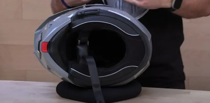 HJC i80 Velly interior is moisture-wicking, quick-dry, antibacterial, and odor-fighting, so I never step off the bike smelling like yesterday’s ride.