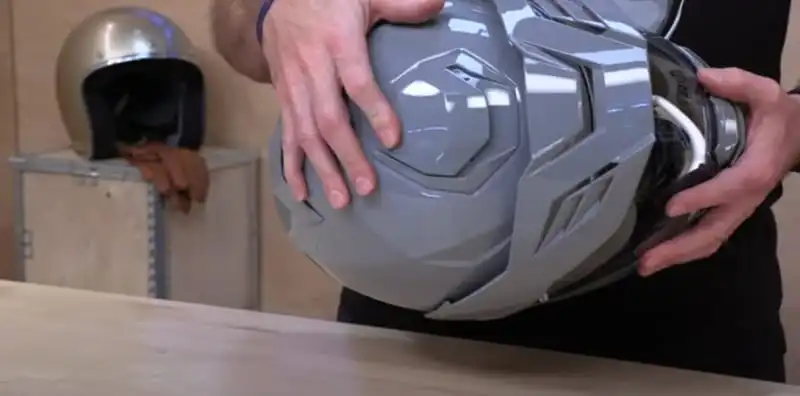 The HJC i80 Velly is not what you'd call lightweight, tipping the scales at approximately 4 lbs 2 oz (1882 grams) across the size range.