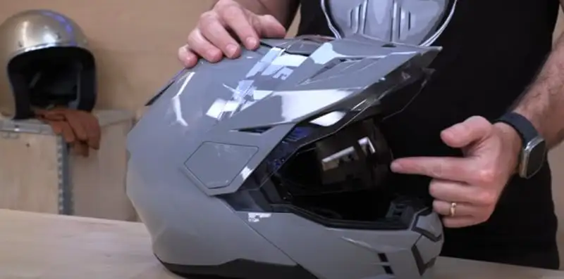 The HJC i80 Velly visor is a Pinlock ready HJ-44 anti-scratch coated shield that blocks 99% of UV rays while giving you a wide field of vision.