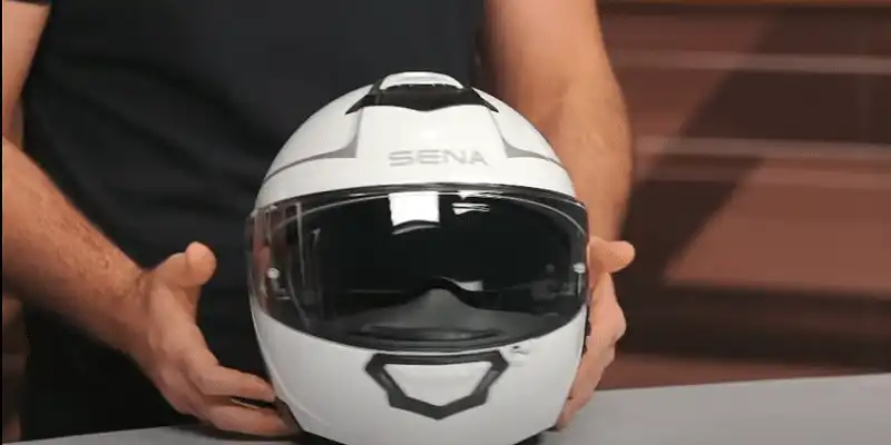 The Sena Impulse is constructed from premium composite fiberglass. Unlike the brittle feel you get from old plastic shells, here I run my hands across a surface that resists deflection under pressure but doesn’t flex like budget polycarbonate.