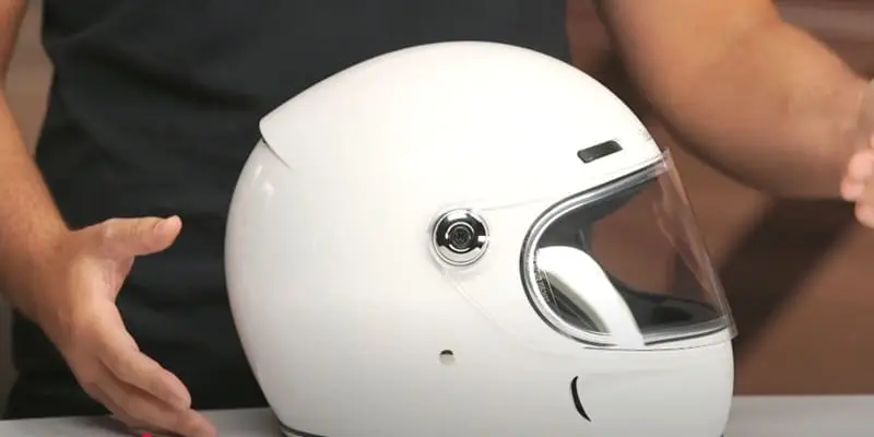 TheBiltwell Gringo SV is engineered with a aerodynamic subtle lip integrated cleanly into the shell's rear section, functioning as a spoiler designed to channel airflow away from the helmet's exhaust vent.