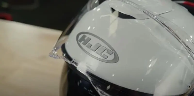 The HJC F100 crams real practicality into its integrated sun visor. The F100 feature drop-down internal sun shields pop into my line of sight when the bright sun blinds.