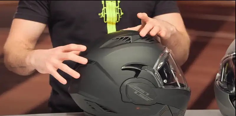 LS2 Valiant II is built for the intermediate oval head shape. When I first put on my Valiant II, the liner wrapped around my skull evenly, with no pressure points up top or across my brow.