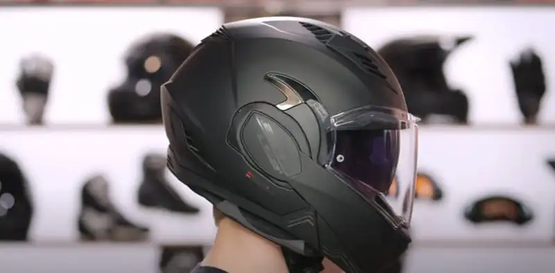 LS2 Valiant II is LRP 3 Bluetooth ready, so if you run the Sena-designed Linkin Ride Pal III, setup feels straightforward- at least compared to the wiring shuffle in some modular helmet rivals.