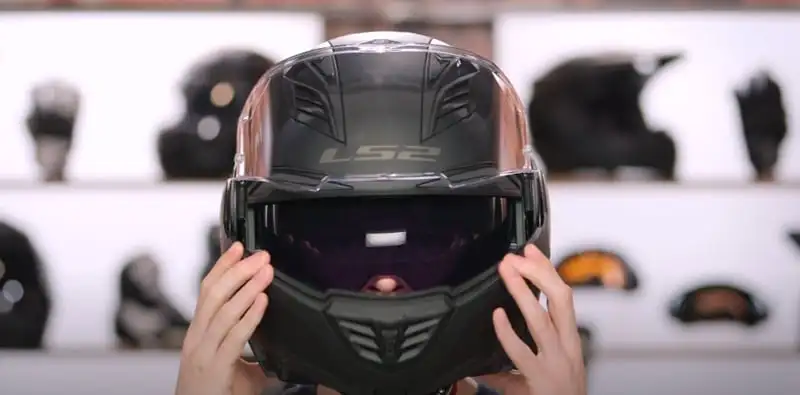 The Valiant II is much quieter than you’d expect from a modular helmet, at least when every vent and chin curtain sits locked down tight.