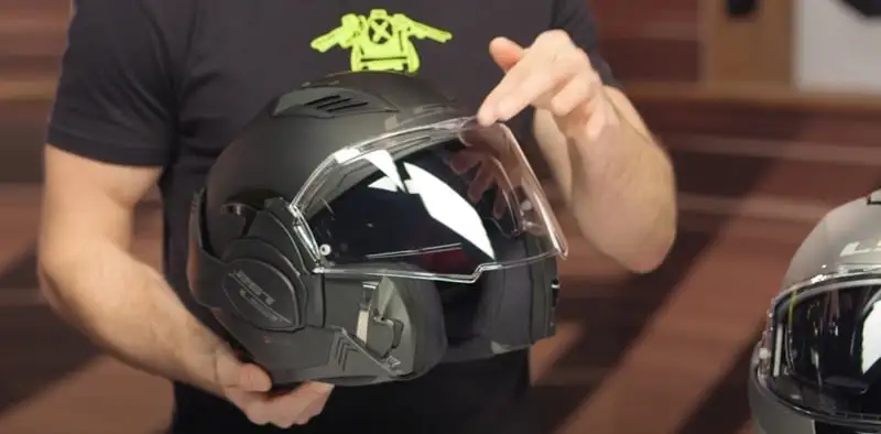 The LS2 Valiant II visor is clear, broad, and deep, delivering real-world visibility that’s better than many modular helmet rivals.