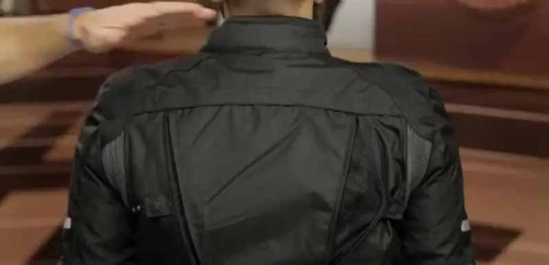 Sedici Avventura waterproof jacket protection is a CE-focused setup that gives you strong limb coverage out of the box but asks you to add your own spine piece. Sedici Avventura waterproof jacket protection then works as a full suit when you pair the jacket with the matching pants, since both pieces share the same 450D shell and AXIAL armor philosophy.