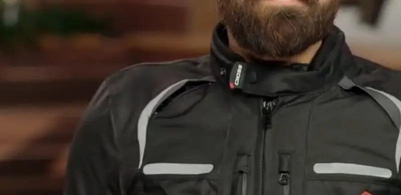 Sedici Avventura waterproof jacket waist adjustment is a three-point inner belt that cinches the jacket closer to your midsection to stop the shell from riding up or flapping at speed. When I brace my core and sit in a touring stance, that waist belt helps keep the back protection and shoulder armor where I want them instead of sagging or rotating around my ribs.