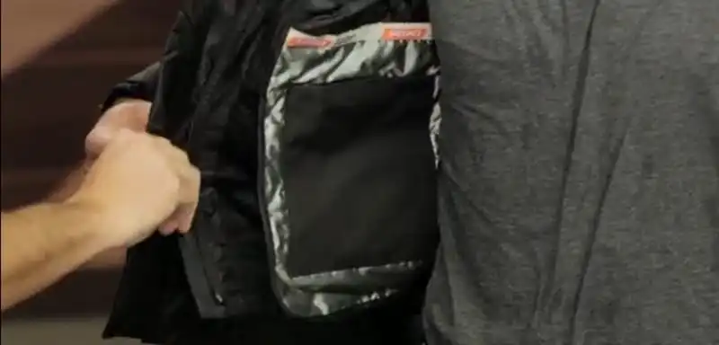 Sedici Avventura waterproof jacket ventilation is an 8-vent Air Control System that tries to move enough air for genuine adventure touring when you pull the liners out. Sedici Avventura waterproof jacket ventilation then works together with the 3D mesh interior so the airflow you pull in at the front can travel around your torso and out the rear exhaust ports during riding in warmer weather conditions.