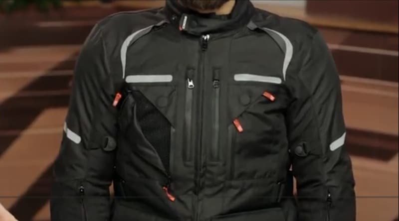 Sedici Avventura waterproof jacket outer shell is a 450 denier Oxford textile chassis that aims to balance abrasion resistance, weight, and comfort for mixed adventure touring and commuter riding. This fabric choice puts the jacket in the same general durability bracket as many mid-priced textile motorcycle jacket options, while still letting the shell move easily enough for long days in the saddle.