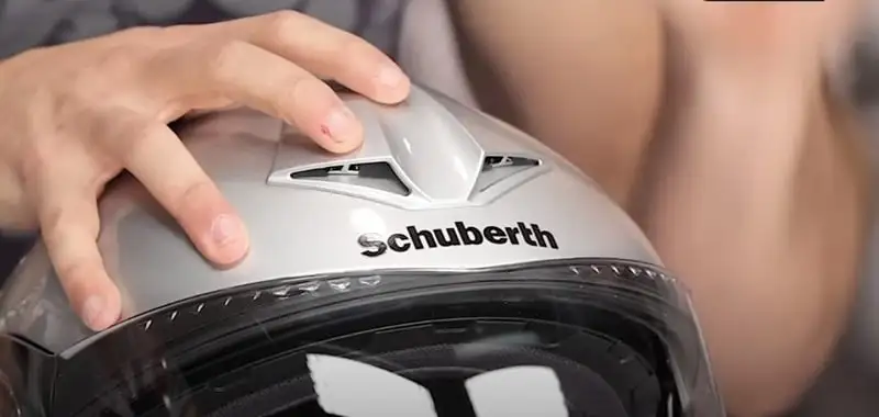 Schuberth C3 Pro ventilation is built around an EPS with multi‑path channels and a dual‑function chin vent, and on paper, Schuberth claims figures like several gallons of air per second at 60 mph with the vents fully open.