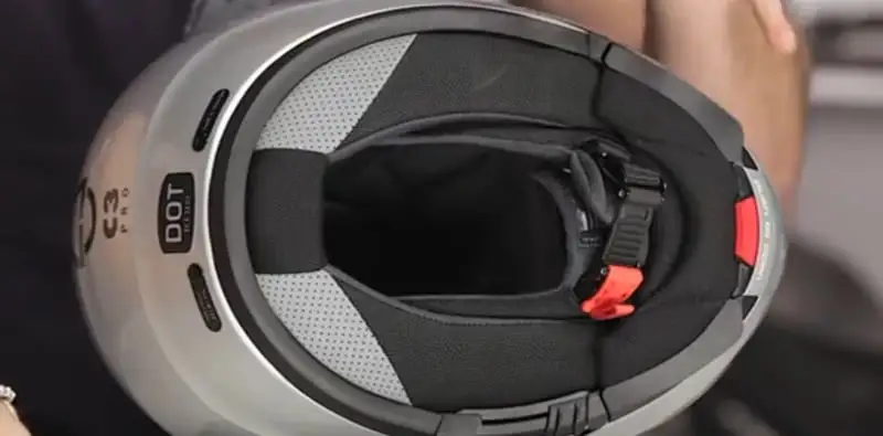 Schuberth C3 Pro interior padding is built around premium fabrics like COOLMAX, Interpower, and Thermocool, all rated to Oeko‑Tex 100, so the liner is designed to sit against your skin all day without causing irritation or that itchy, cheap‑helmet feeling.